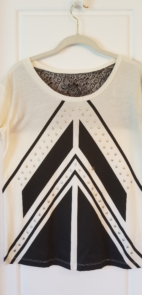 NWOT Short sleeve top with design